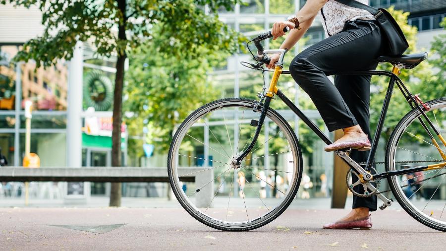 Você pode usar a bicicleta para ir à faculdade ou ao trabalho e ainda ter todos os benefícios que a atividade proporciona à saúde - Getty Images