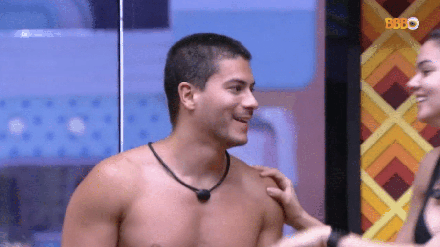 BBB 22: Arthur Aguiar conversando na sala do reality show - Reprodução/Globoplay