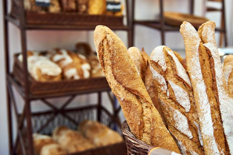 As baguetes são produzidas sem parar nas boulangeries francesas - sergeyryzhov/Getty Images/iStockphoto - sergeyryzhov/Getty Images/iStockphoto