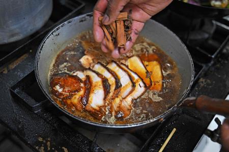 Dona do restaurante Afro Gourmet, do RJ, chef Dandara Batista tem história  contada no livro 'Receita de Vida' - Mundo Negro