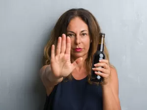 Sete motivos para você repensar o consumo de álcool na menopausa