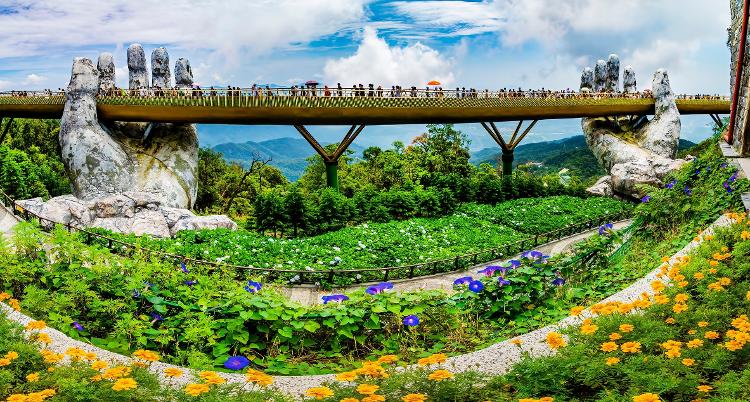 A Ponte Dourada ou Ponte das Mãos virou um cartão-postal do Vietnã e é sucesso nas redes sociais
