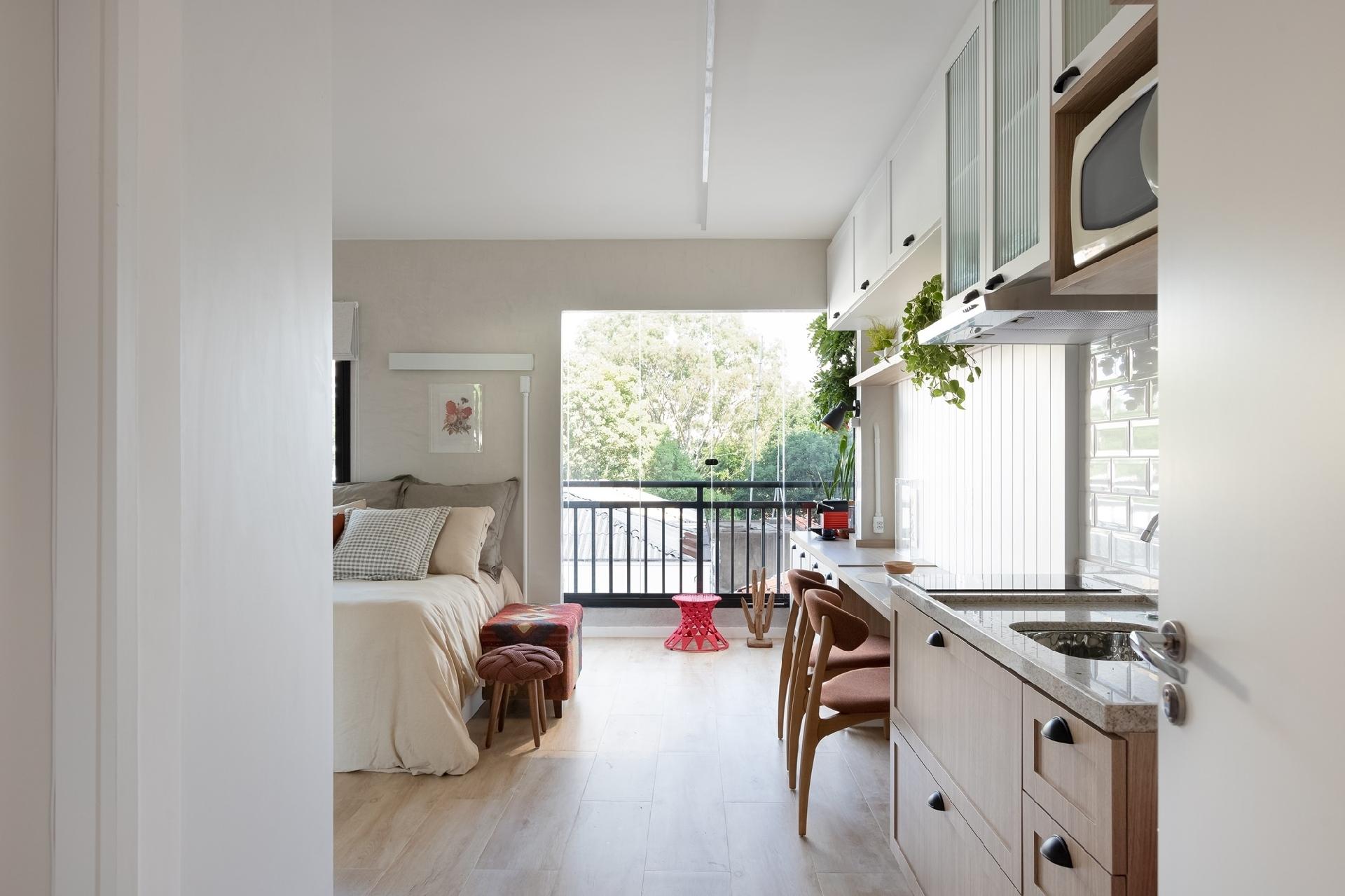 A claridade é um de seus trunfos, na visão da arquiteta Márcia Jabur, do Samba Porter Arquitetura, que comandou a renovação. "O pedido dela era por um lugar versátil, claro e com bastante espaço de armazenamento", aponta. Ainda assim, o resultado é leve e feminino, muito além de funcional. - Monica Assan/Divulgação