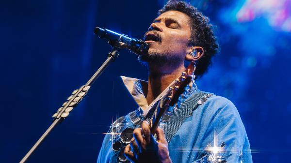 Alexandre Carlo, vocalista do Natiruts, durante show da turnê de despedida da banda, 'Leve com Você'