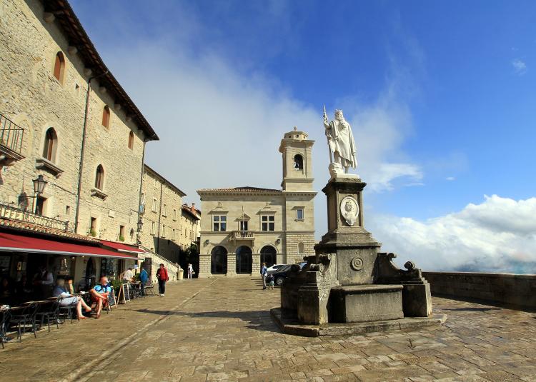 Uma das principais praças de San Marino, onde há a estátua do santo (ao centro) e o prédio dos correios