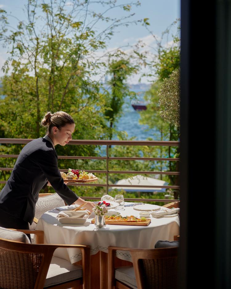 O sonho de todo viajante: não ter que esperar até a tarde para o check-in e ainda poder já tomar café da manhã (e com essa vista)