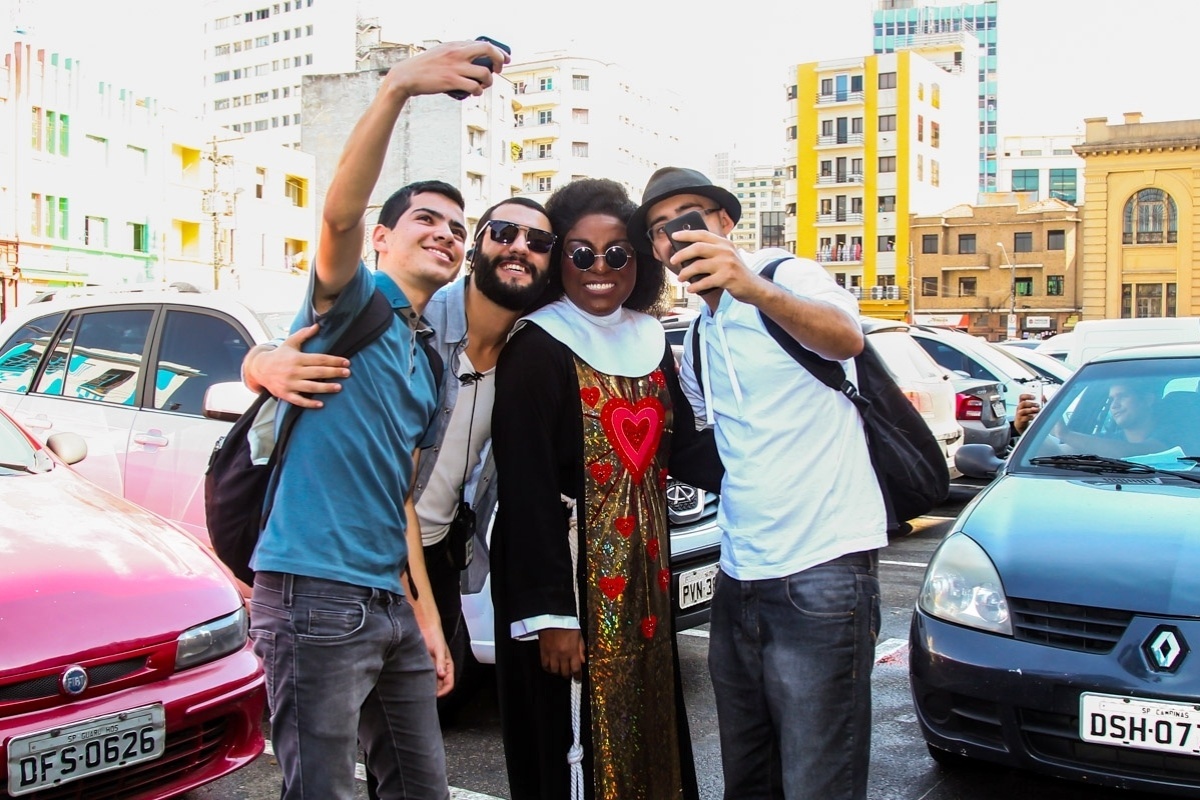 1.ago.2015- A atriz faz selfies com fãs antes de apresentar musical em São Paulo - Manuela Scarpa/Photo Rio News