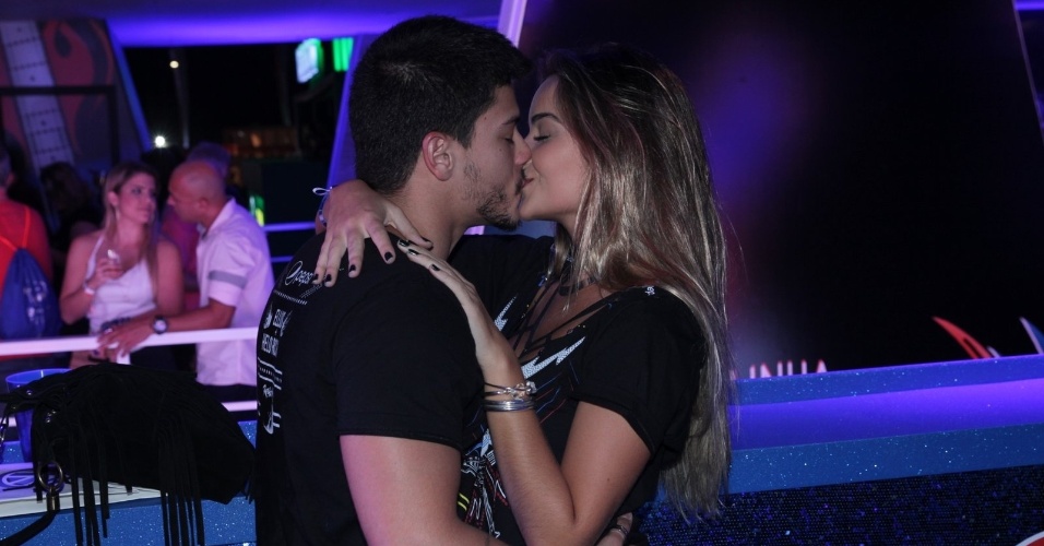18.set.2015 - Arthur Aguiar beija muito a namorada Camila Mayrink