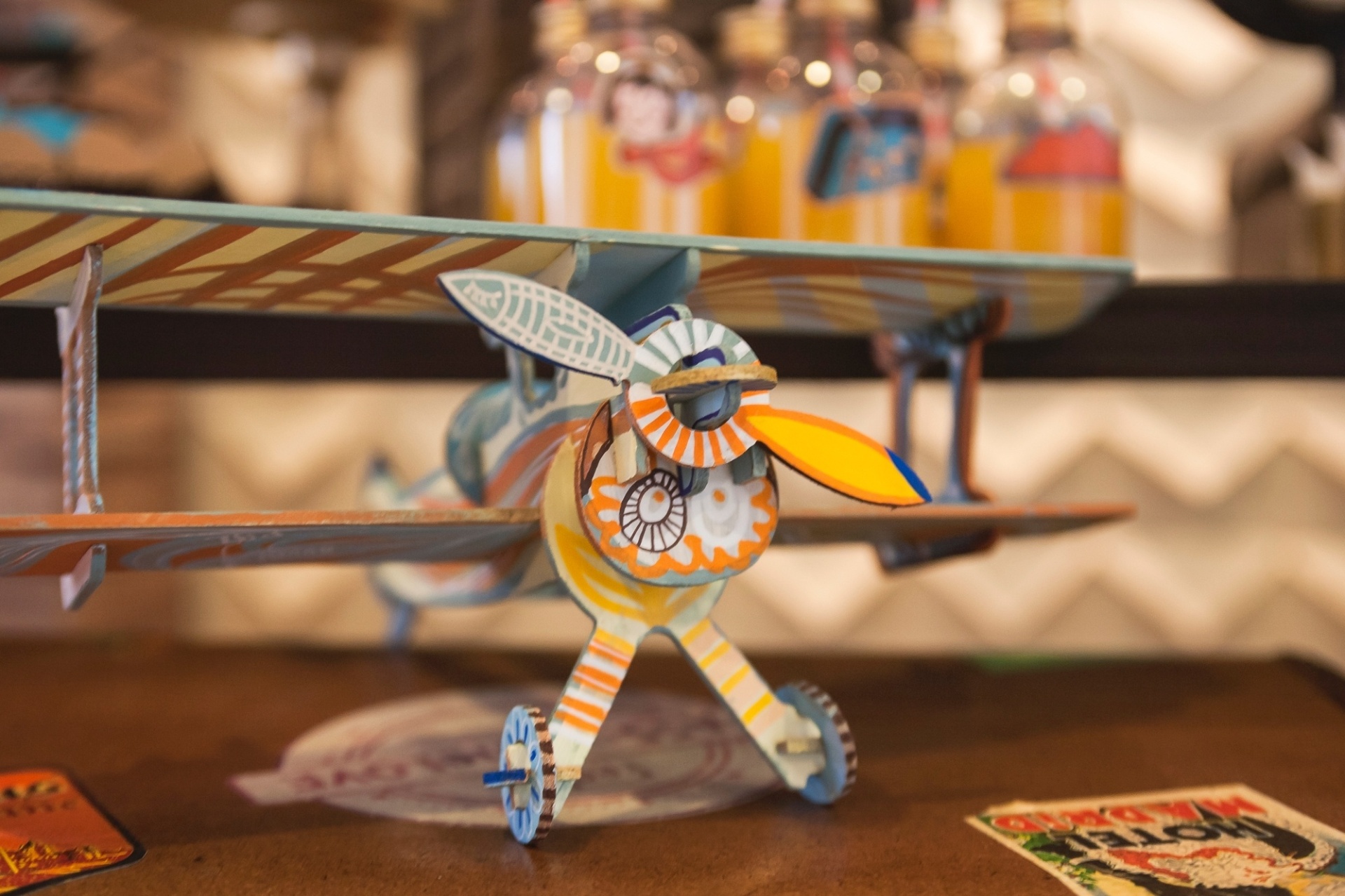 Alguns dos aviões que compunham a decoração da mesa foram pintados à mão por uma prima do aniversariante - Sandra Pagano/Divulgação