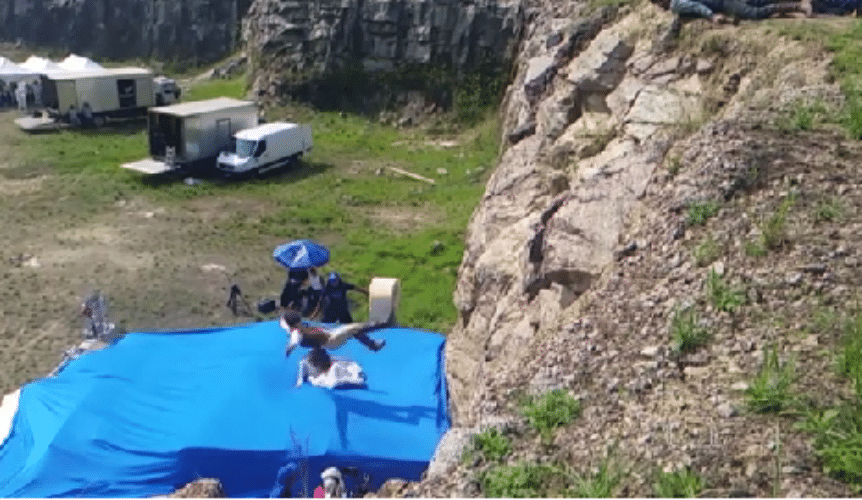 22.out.2015 - Boa parte da última sequência da primeira fase foi realizada em externa e no próprio Projac, complexo de estúdios da emissora no Rio, e foi feita com o apoio de chroma key --fundo verde ou azul preenchido com imagens de computação gráfica--, dublês e um piscina coberta com um plástico preto - Reprodução/TV Globo