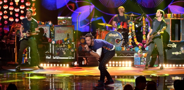 22.nov.2015 - Coldplay durante apresentação da nova canção, "Adventures of a Lifetime", pela primeira vez ao vivo no palco do American Music Awards 2015 - Kevin Winter/Getty Images/AFP