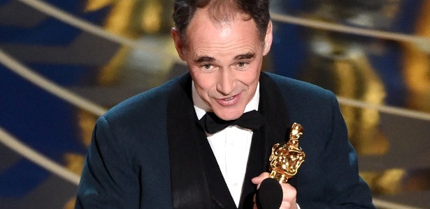 Mark Rylance agradece Spielberg ao receber o Oscar de Melhor Ator Coadjuvante (fev.2016) - Kevin Winter/Getty Images