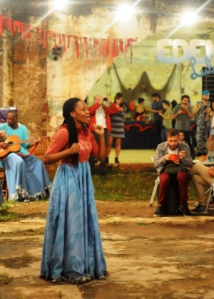 A atriz haitiana Roselaure Jeanty canta durante a confraternização com o público na Vila Itororó, em SP, na estreia da obra na MITsp - Divulgação - Divulgação