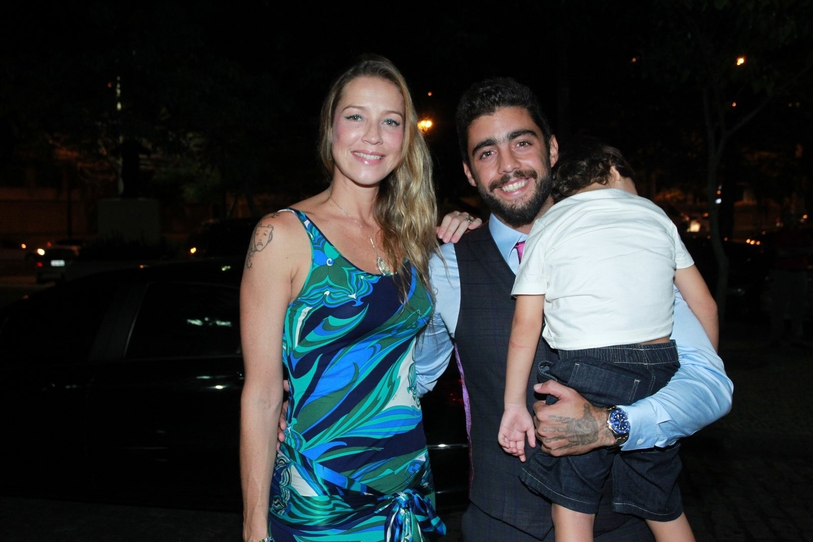 02.abr.2016 - A atriz Luana Piovani chegou para a cerimônia acompanhada do marido Pedro Scooby e o filho - Marcello Sá Barretto e Anderson Borde/AgNews