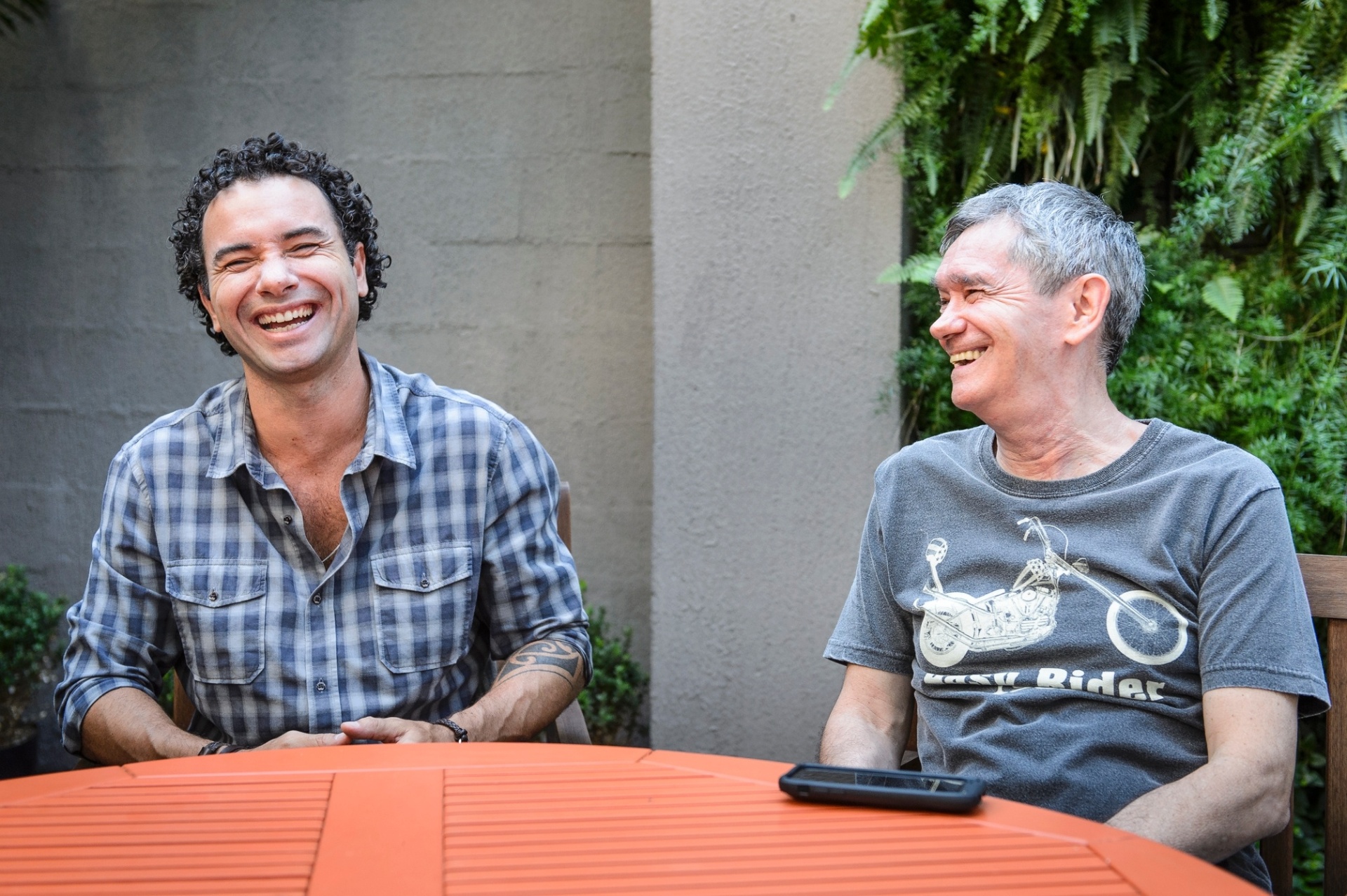 7.abr.2016 - Marco Luque e Serginho Groisman falam sobre trabalharem juntos no "Altas Horas" - Ramon Vasconcelos/TV Globo