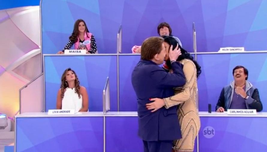 Silvio Santos simula cena romântica com Helen Ganzarolli