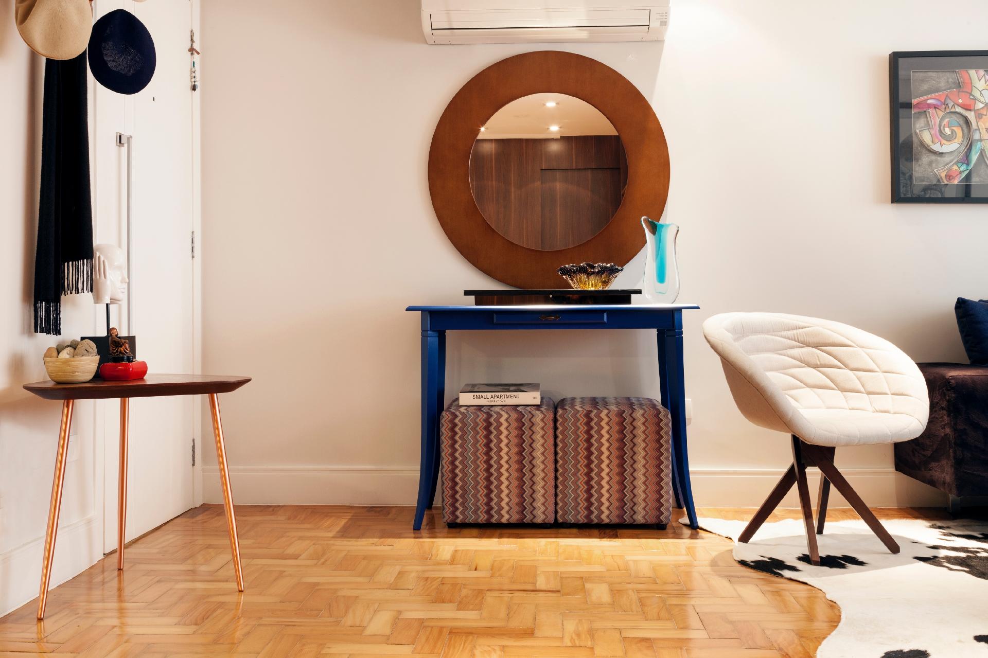 Escondidos embaixo do tablado revestido de cerâmica, os tacos de peroba do piso original ficaram esquecidos por anos. Com o projeto de reforma do escritório Biarari & Rodrigues, as peças 'reapareceram' e foram recuperadas. A restauração foi simples: os taquinhos soltos e os novos (que preencheram lacunas) foram colados, o conjunto foi lixado e uma resina fosca, aplicada - J. Vilhora/ Divulgação