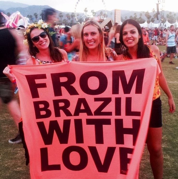 Bruna (à esquerda) e Jode (à direita) no Coachella de 2014. Elas foram para festival no deserto de Índio, na Califórnia (EUA), durante as férias e pretendem repetir a experiência em breve, agora a trabalho - Reprodução/Instagram/@amelhorbalada