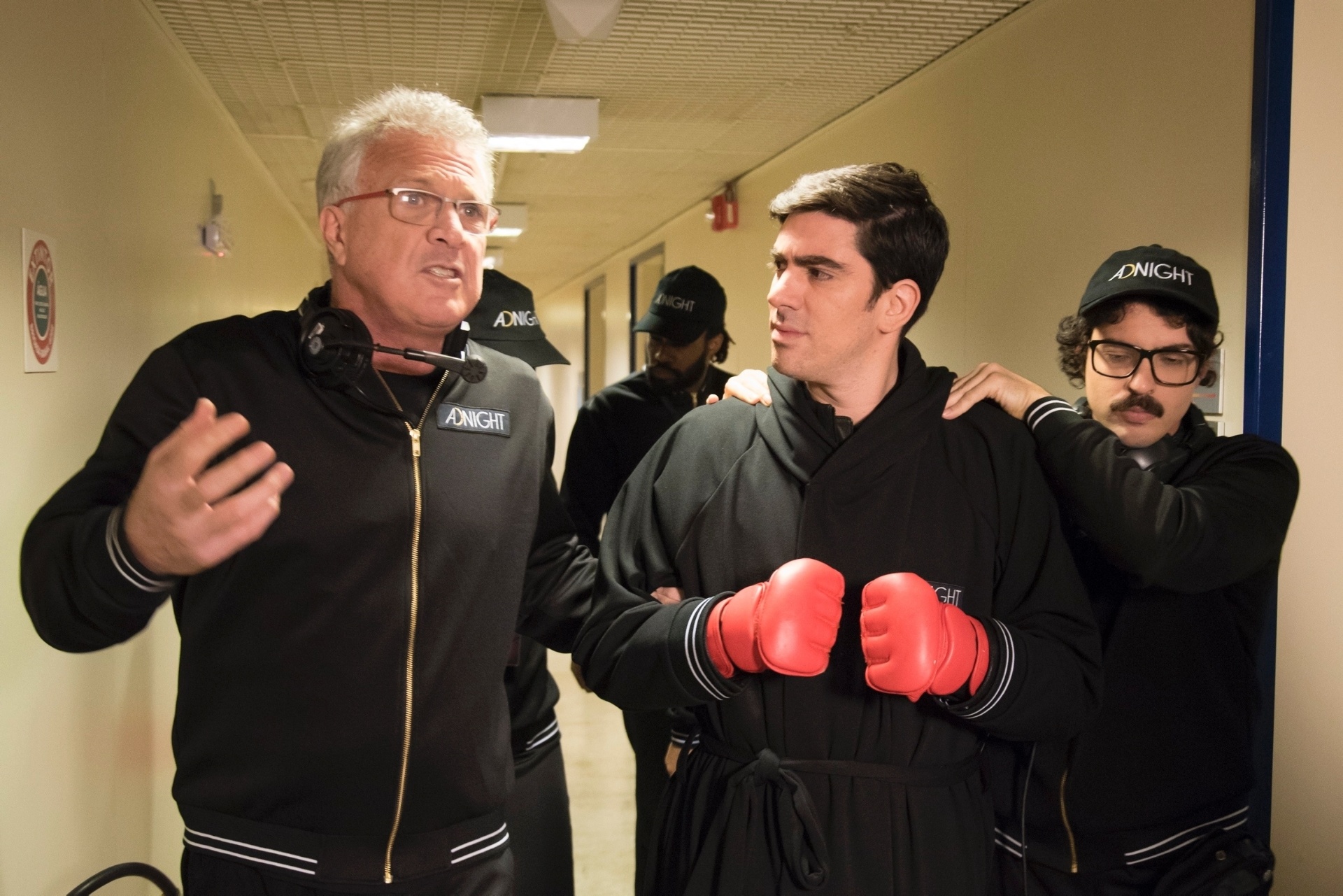 18.ago.2016 - Pedro Bial dá conselhos para Marcelo Adnet antes da estreia do "Adnight" - Divulgação/TV Globo