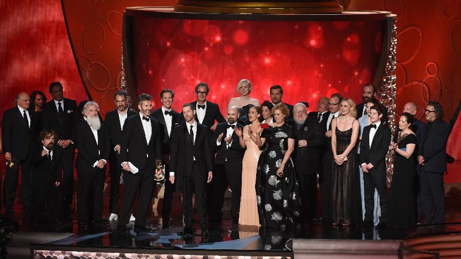 18.set.2016 - Equipe de "Game of Thrones" comemora o prêmio de melhor série dramática que a produção levou no Emmy 2016 - Kevin Winter/Getty Images