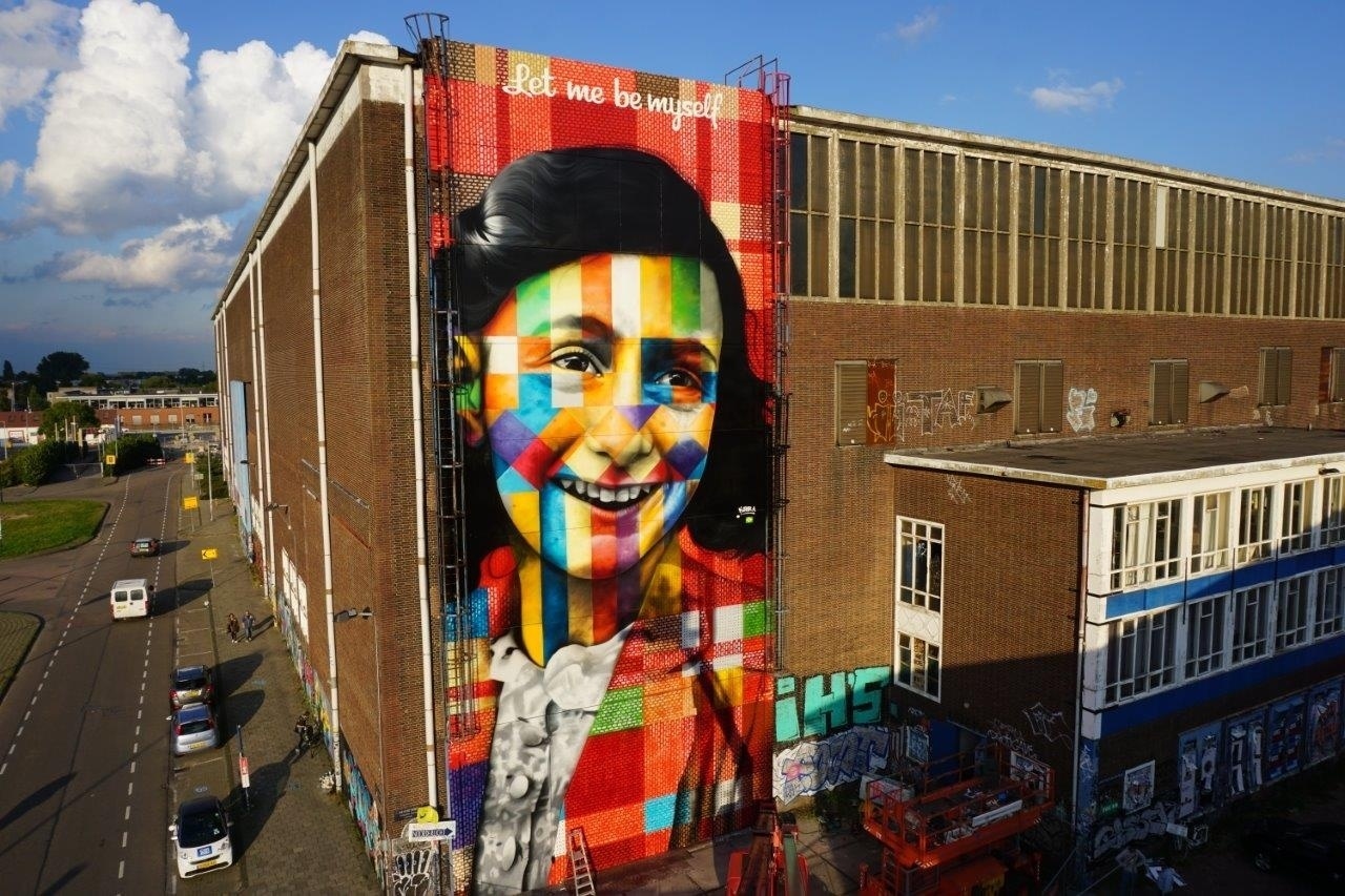 2.out.2016 - Kobra usou 450 latas de spray e 35 litros de tinta acrílica para pintar o rosto de Anne Frank em Amsterdã. O painel faz parte da série "Olhares da Paz" e, coincidentemente, foi concluído no dia em que se celebra o Ano Novo judeu - Divulgação