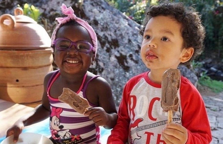 12.out.2016- Titi, filha de Giovanna Ewbank e Bruno Gagliasso, festeja feriado sorridente ao lado de um amiguinho. "Feliz Dia das Crianças com um melhor amigo (Bento), muito amor, alegria e sorvete!", escreveu a atriz no Instagram - Reprodução/Instagram