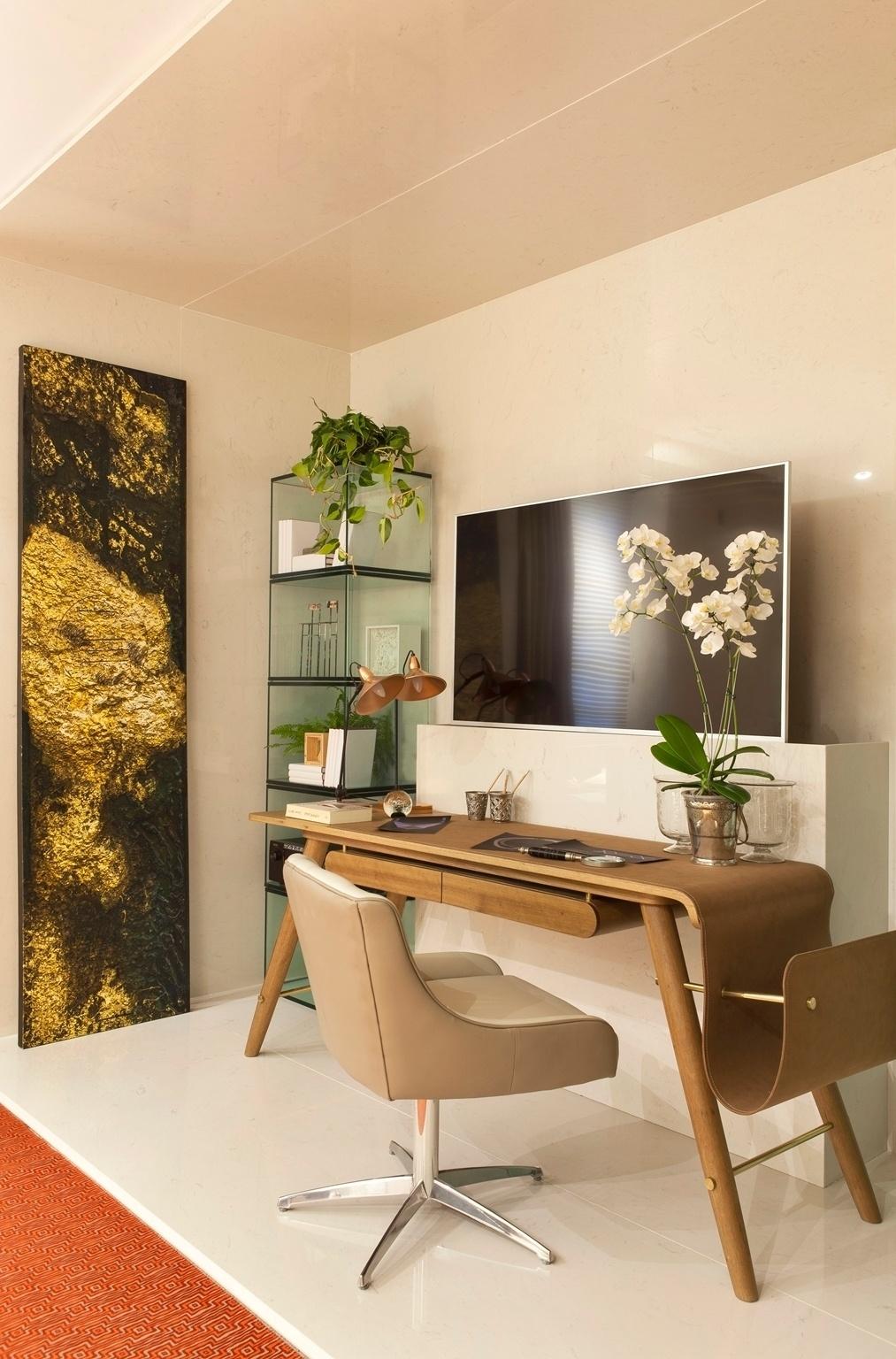 Casa Cor PE - 2016: o escritório da Dona da Casa, assinado por Lucianna Pimentel, Paulo Azul e Taciana Feitosa, é dedicado à galerista Beth Araruna e inspirado nas artes. Para ser funcional sem perder o estilo, o espaço usa móveis como a escrivaninha São Basílio, de Ronald Scliar Sasson, de madeira clara e couro e a estante (à esq.) feita com caixas de vidro e adornada com objetos e plantas - Felipe Araújo/Divulgação