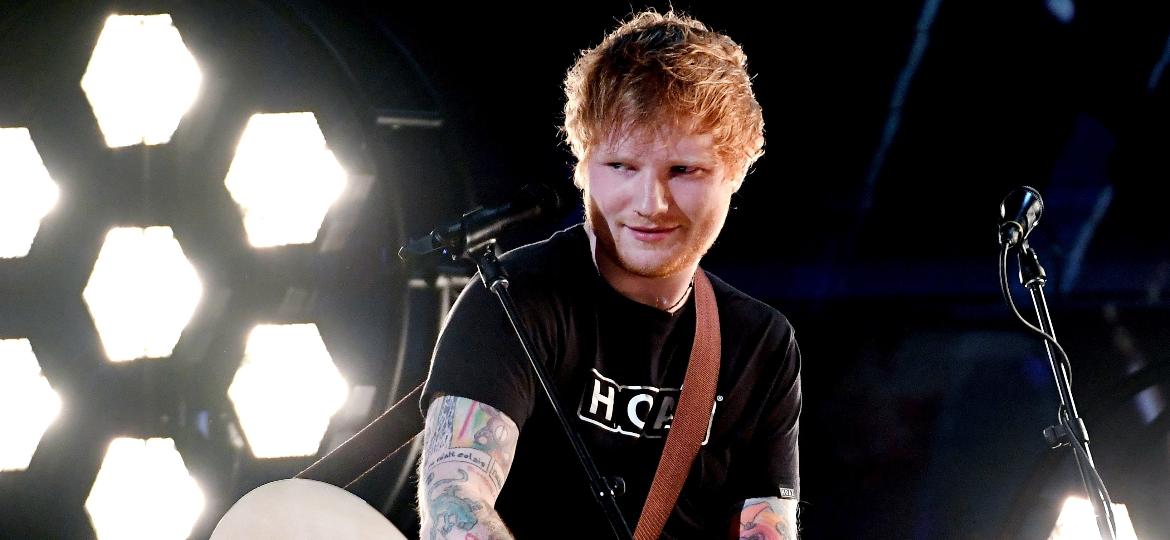 Sem ter sido anunciado anteriormente, Ed Sheeran mostrou sua nova música "Shape of You" no Grammy 2017 - Kevork Djansezian/Getty Images/AFP