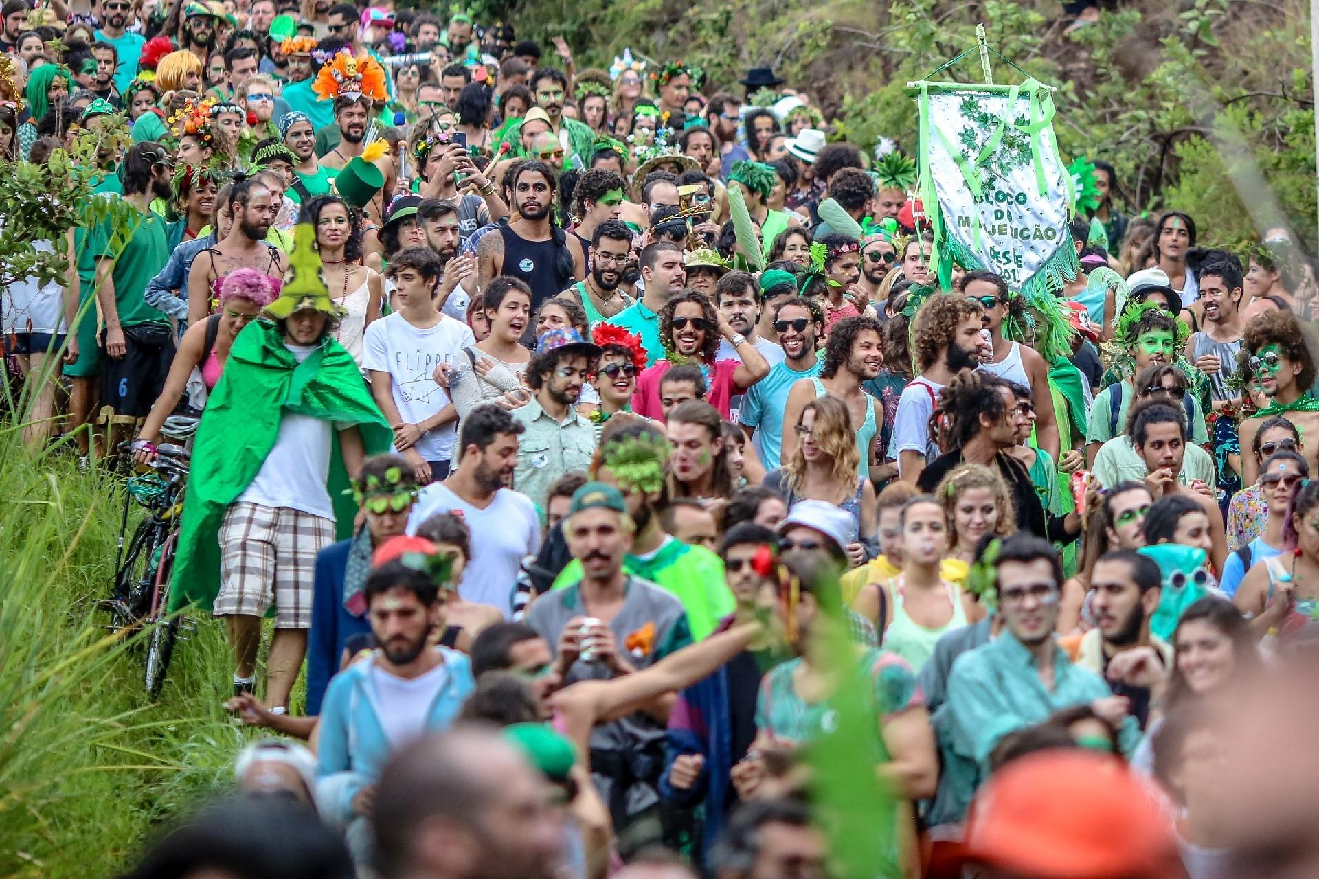 Carnaval canábico: "Bloco do Manjericão" anima último dia de Carnaval em BH - CRISTIANE MATTOS/FUTURA PRESS/ESTADÃO CONTEÚDO