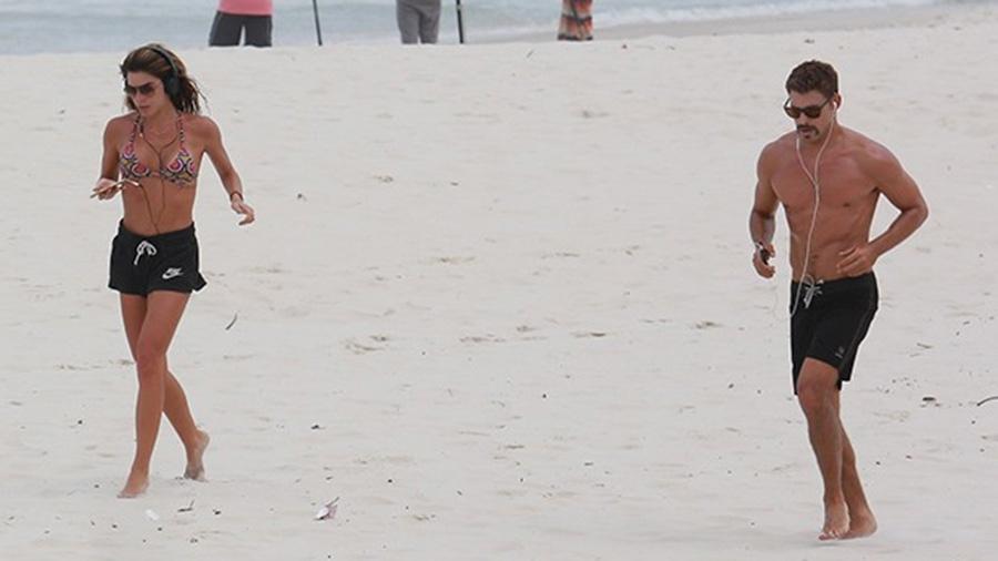 Mariana Goldfarb e Cauã Reymond se exercitam juntos em praia do Rio - Dilson Silva/AgNews