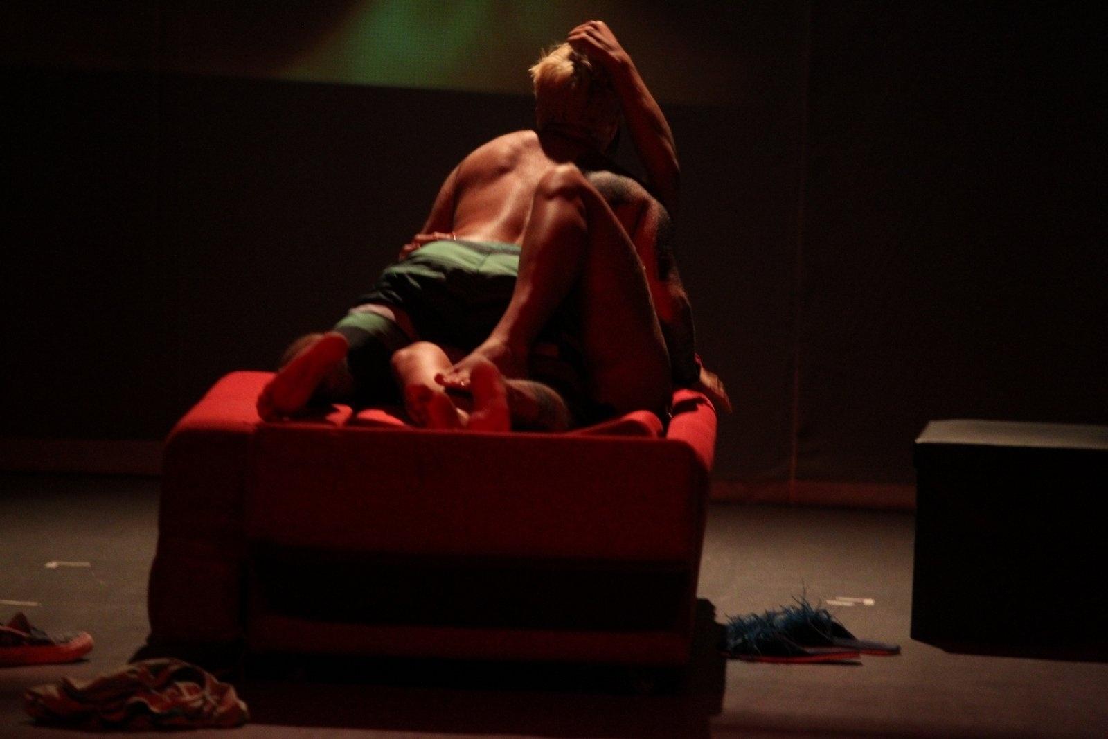 Thammy Miranda estreou nesta sexta-feira (2) a peça "T.R.A.N.S - Terapia de Relacionamento Amorosos Neuróticos Sexuais", no Teatro Glauce Rocha, no Rio, após a primeira apresentação na mostra de teatro Tiradentes em Cena, em Minas Gerais. No espetáculo, ele contracena com a namorada, Andressa Ferreira, tira a camisa e até vai para a cama com ela, mas a cena em que o ator fica de cueca foi retirada - Marcello Sá Barretto/AgNews