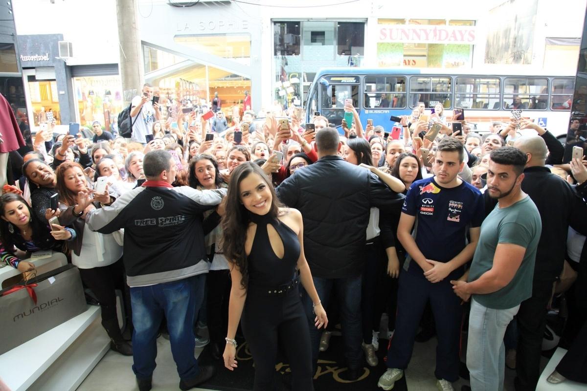 Vencedora do "BBB17", Emilly Araújo causou alvoroço durante a inauguração de uma loja popular de roupas no bairro do Brás, centro de São Paulo, nesta terça-feira (6). Ela quase não conseguiu entrar no local por causa da multidão que tentou tocá-la. Protegida por seguranças, a ex-sister tirou selfies com os fãs - Marcos Ribas/Brazil News