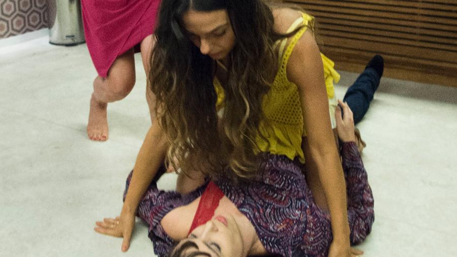 Joyce (Maria Fernanda Cândido ) e Ritinha (Isis Valverde) enfrentam Irene (Débora Falabella) em "A Força do Querer" - Estevam Avellar/TV Globo