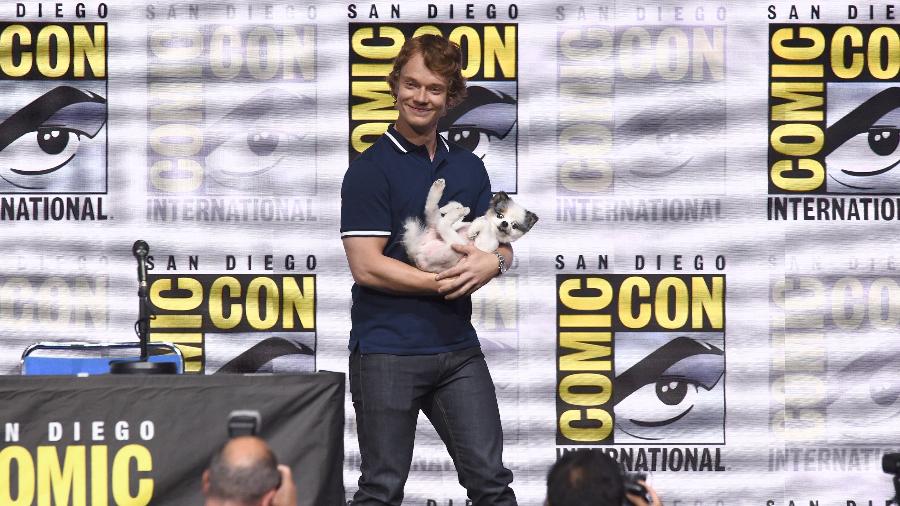 Alfie Allen, de "GoT", leva seu cachorrinho a painel da HBO na Comic-Con - Getty Images