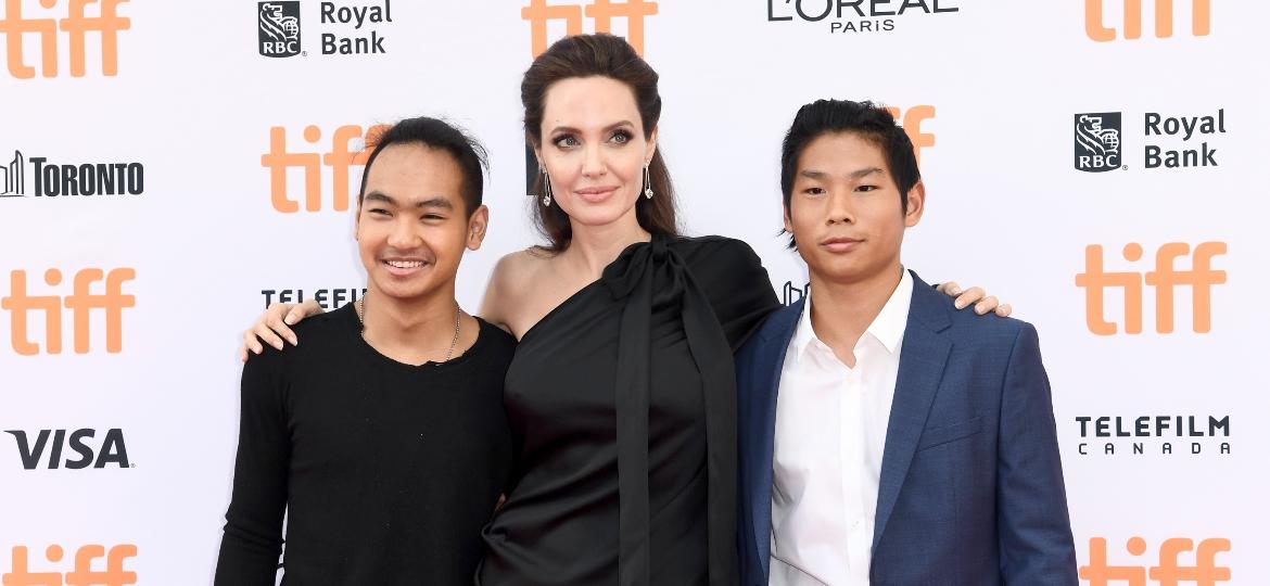 Angelina Jolie com os filhos Maddox e Pax no Festival Internacional de Cinema de Toronto - Getty Images