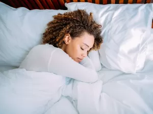 Pessoas que dormem depois das 23h têm IMC mais alto, aponta estudo