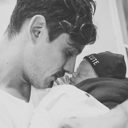 O ator Rafael Cardoso e o filho caçula, Valentim - Reprodução/Instagram