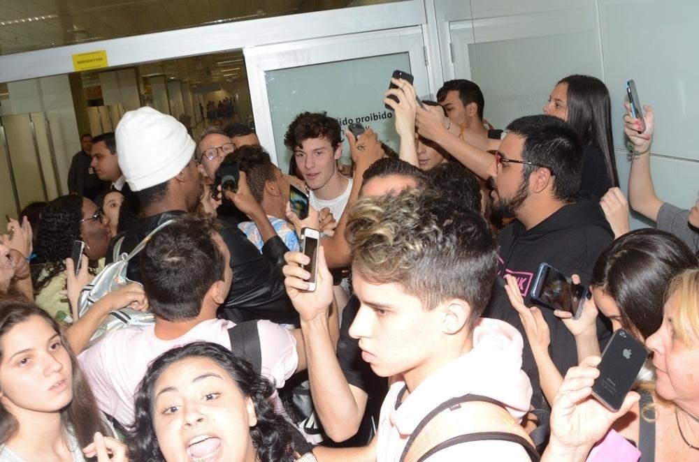 Sob tumulto, Shawn Mendes desembarca no aeroporto de Guarulhos, em São Paulo. O cantor canadense se apresenta no VillaMix Festival Goiânia no domingo (1º/7) - Eduardo Martins/AgNews