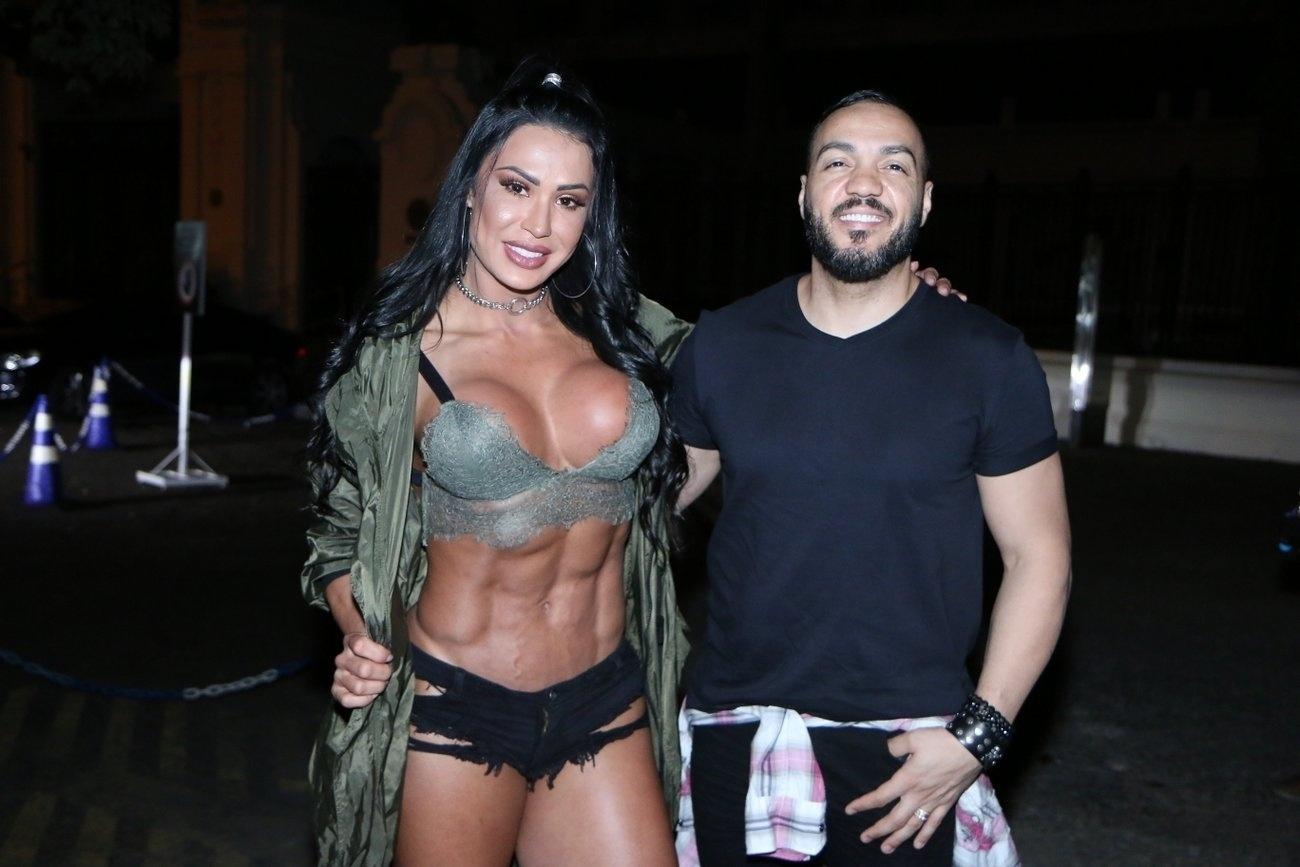 Acompanhada de Belo, Gracyanne chama a atenção com look ousado que exibiu seu abdômen trincado - AgNews