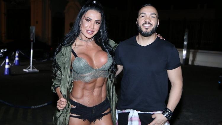 Acompanhada de Belo, Gracyanne chama a atenção com look ousado que exibiu seu abdômen trincado - AgNews - AgNews