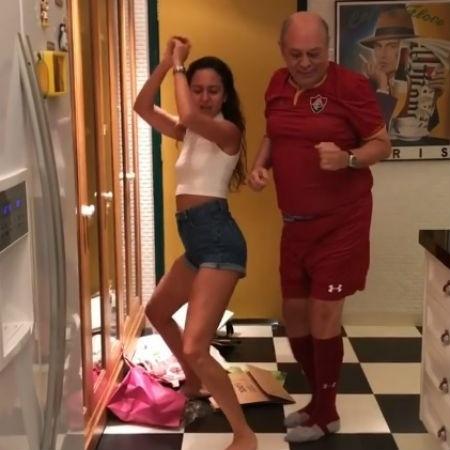 Atriz Julia Mendes se diverte com o pai em vídeo publicado em suas redes sociais - Reprodução/Instagram