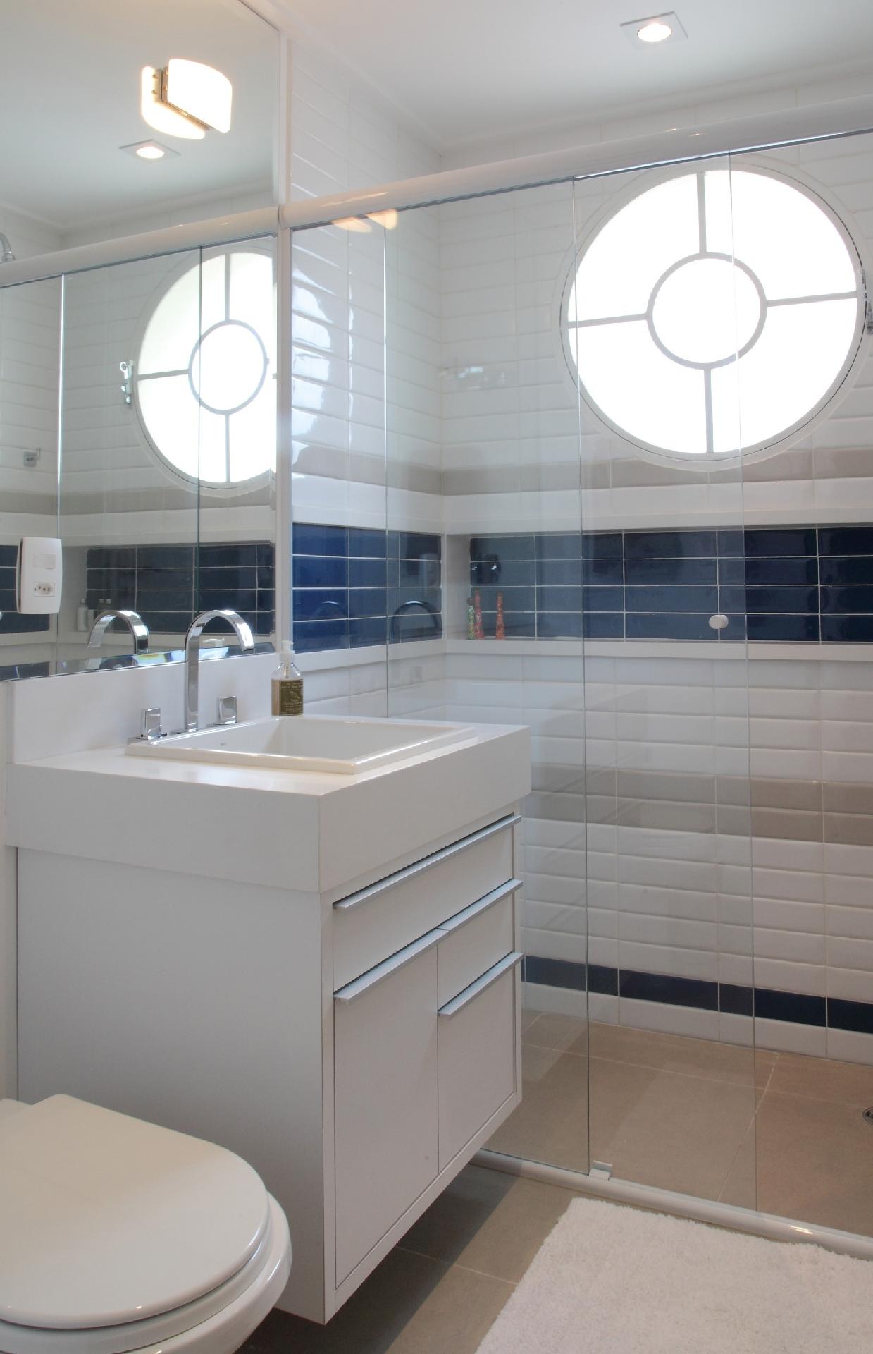 Ao repensar o layout do banheiro e mudar a pia de lugar, a arquiteta Cris Paola não só valorizou o ambiente de 4,20 m² como fez cada centímetro render. Para a arquiteta, é preciso priorizar as funções primordiais do espaço, como acesso ao vaso sanitário, boxe e pia, deixando o caminho livre e mais amplo possível. Dispensar o bidê e usar uma ducha higiênica também é uma boa pedida - Hamilton Penna | Divulgação