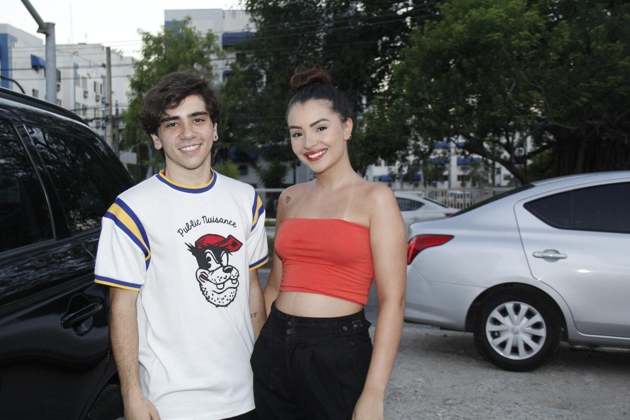 João Fernandes, o Gabiru, levou a namorada ao encontro com o elenco - Wallace Barbosa/AgNews