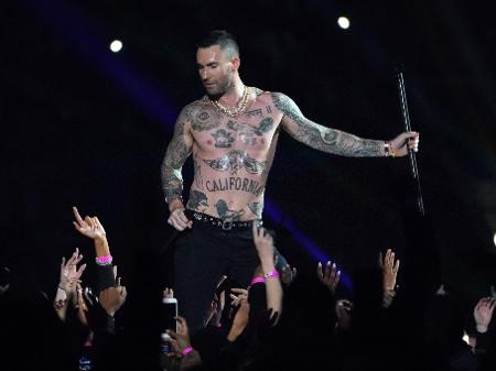 Adam Levine se apresenta com o Maroon 5 no intervalo do Super Bowl - Timothy A. Clary/AFP