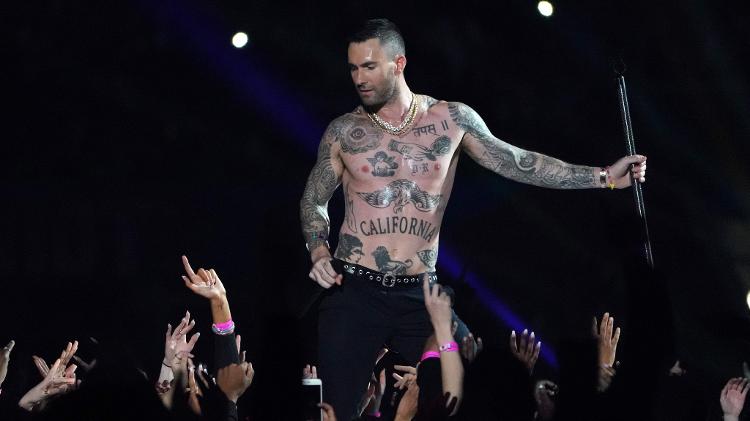 Adam Levine se apresenta com o Maroon 5 no intervalo do Super Bowl - Timothy A. Clary/AFP - Timothy A. Clary/AFP