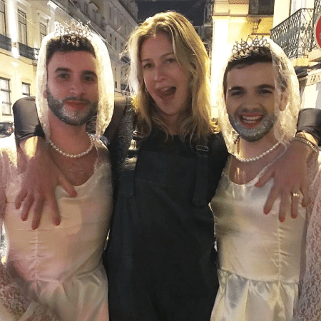 Luana Piovani posa com foliões em Lisboa - Reprodução/Instagram