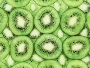 Aumenta imunidade, regula pressão: os benefícios do kiwi à saúde