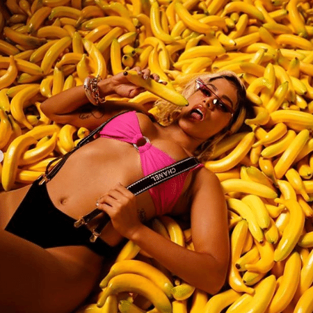 Anitta nos bastidores do clipe de "Banana" - Reprodução