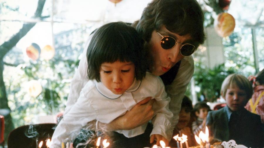 John Lennon e o filho Sean - Reprodução/Twitter