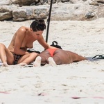 Resultado de imagem para Bruna Linzmeyer beija muito e faz topless em praia